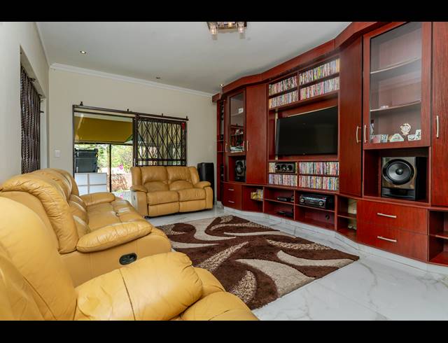 6 BEDROOM FREESTANDING FOR SALE IN VORNA VALLEY